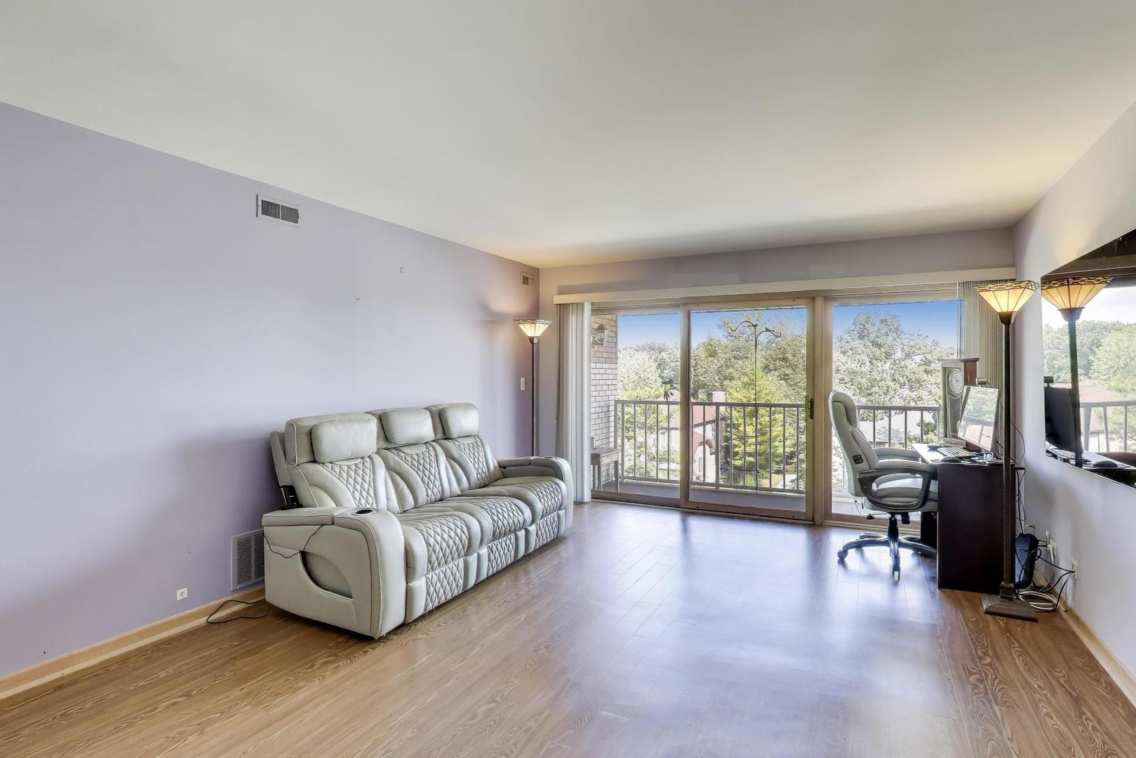 440 E Montrose Avenue 402