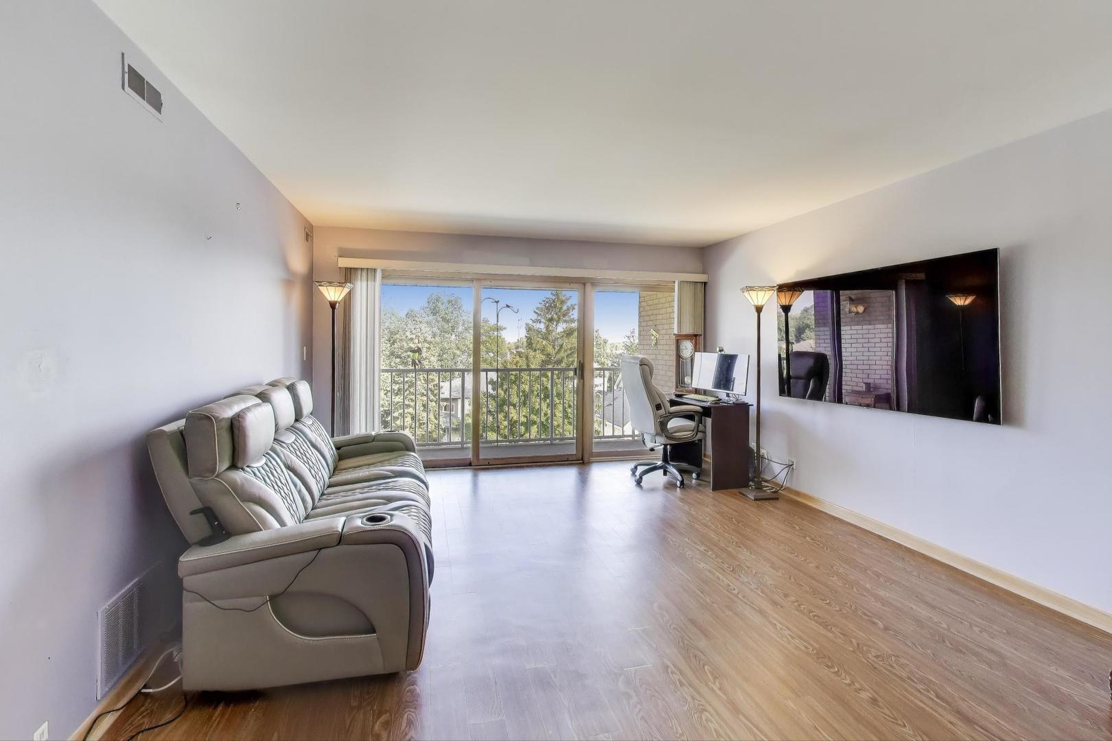 440 E Montrose Avenue 402