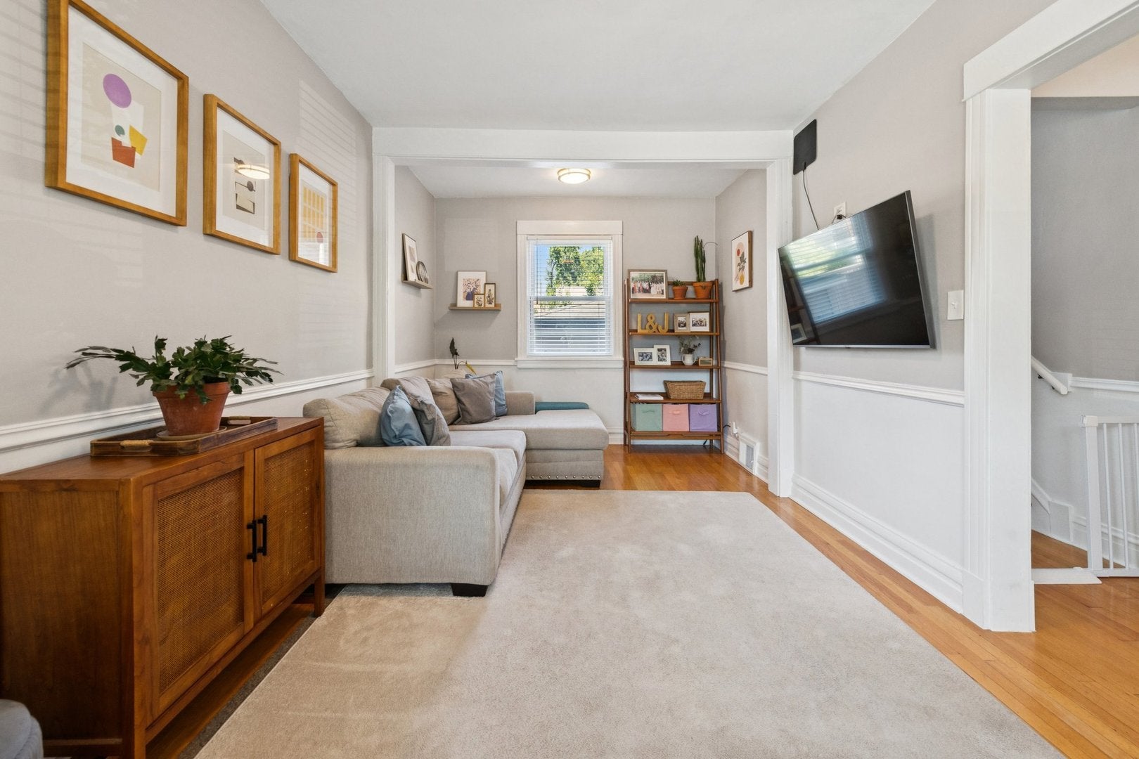 1610 W Carmen Avenue