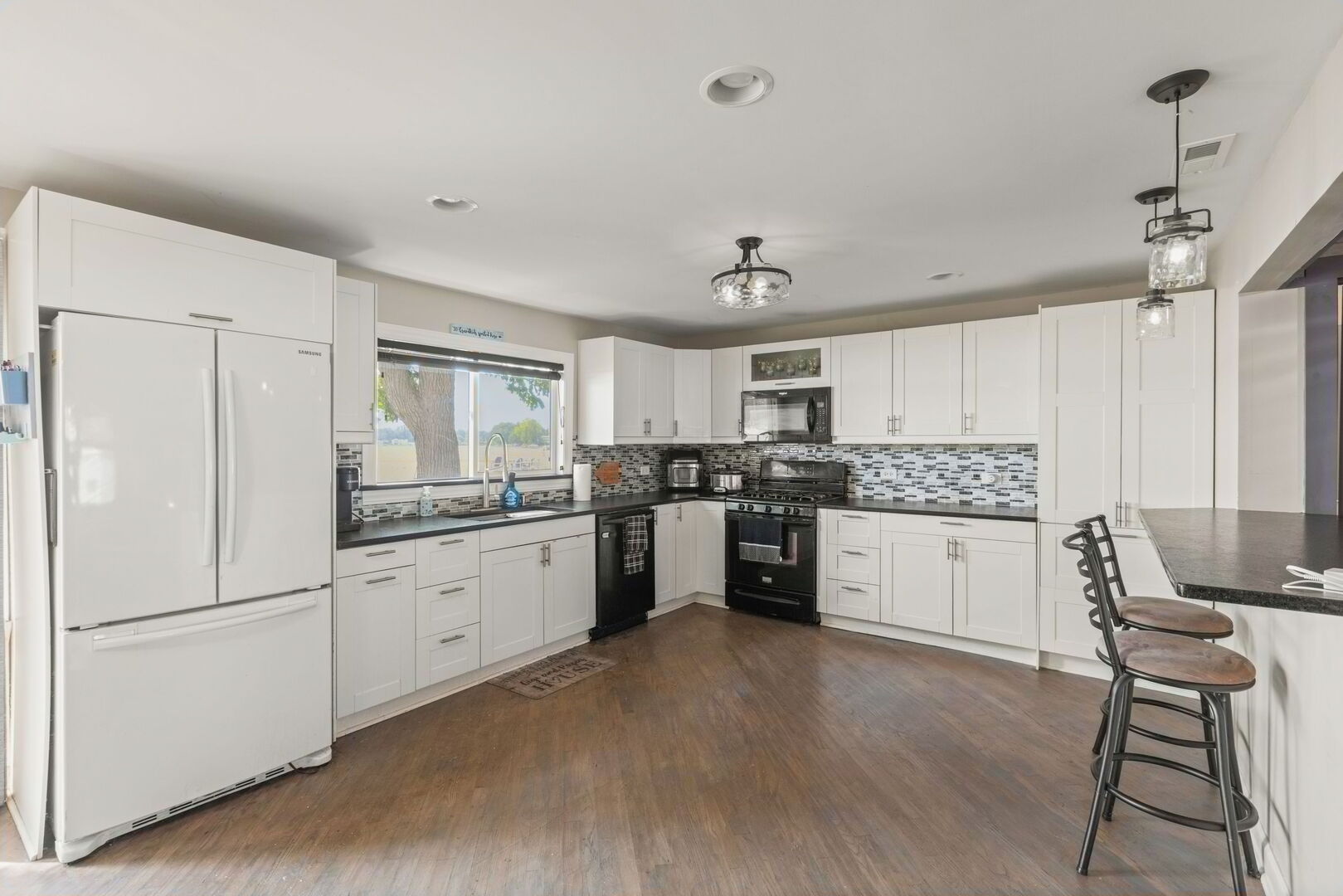 827 W Northeast Shore Drive