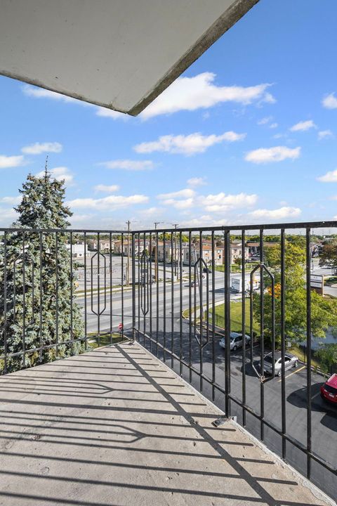 Tiny photo for 9001 Golf Road #5B, Des Plaines, IL 60016 (MLS # 12477442)