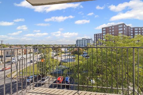 Tiny photo for 9001 Golf Road #5B, Des Plaines, IL 60016 (MLS # 12477442)