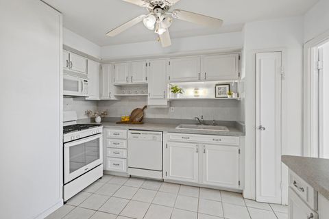 Tiny photo for 9001 Golf Road #5B, Des Plaines, IL 60016 (MLS # 12477442)