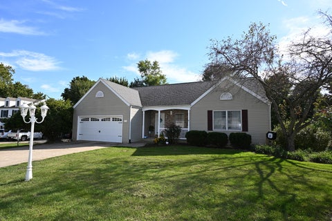 Photo of 104 BRENYN Court, East Peoria, IL 61611 (MLS # 12784208)