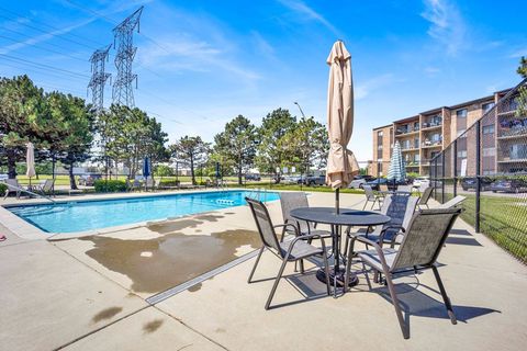 Tiny photo for 725 W Huntington Commons Road #416, Mount Prospect, IL 60056 (MLS # 12586755)