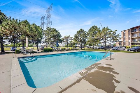 Tiny photo for 725 W Huntington Commons Road #416, Mount Prospect, IL 60056 (MLS # 12586755)