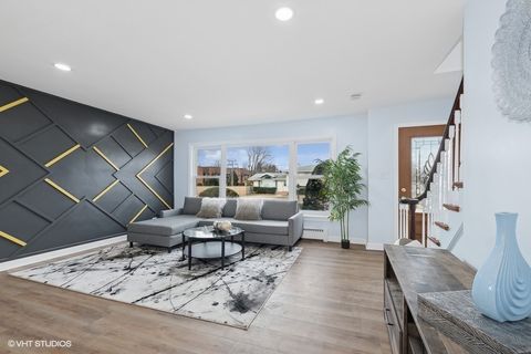 Tiny photo for 1001 Oakton Street, Park Ridge, IL 60068 (MLS # 12552962)