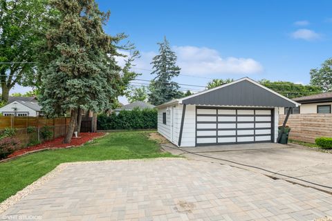 Tiny photo for 1001 Oakton Street, Park Ridge, IL 60068 (MLS # 12552962)