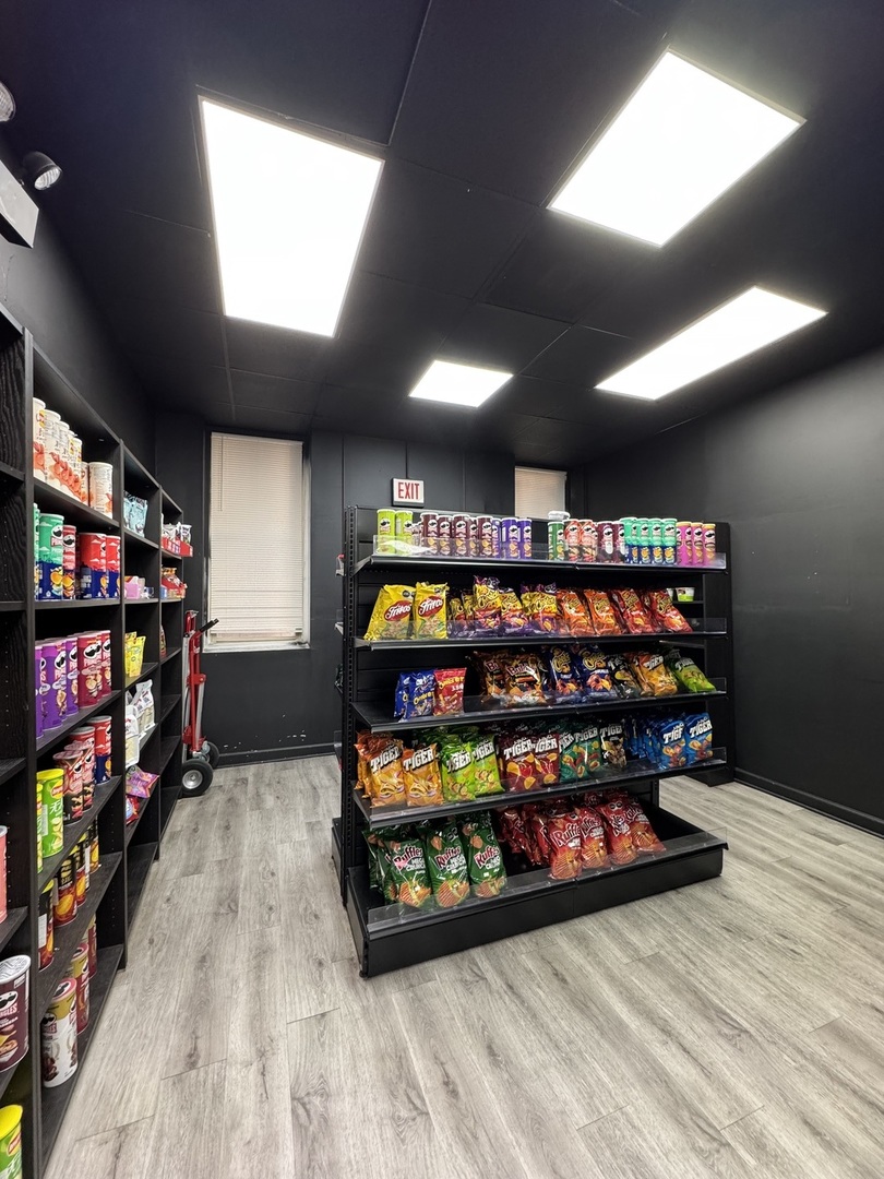 2521 N Lincoln Avenue