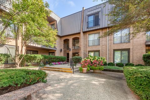 Photo of 3 The Court Of Harborside #111, Northbrook, IL 60062 (MLS # 12455566)
