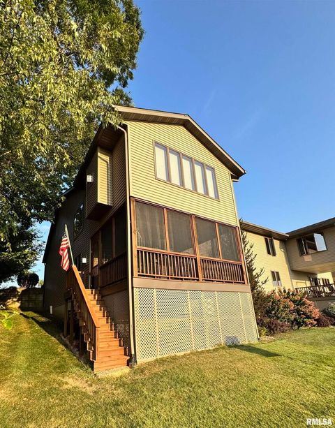 Tiny photo for 102 5TH Street #6, Fulton, IL 61252 (MLS # QC4267269)