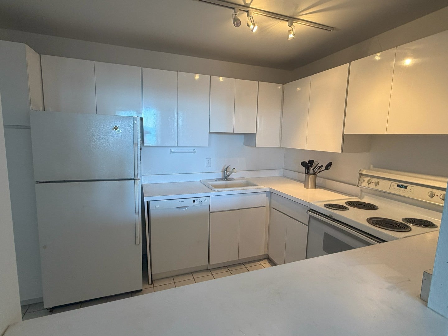 1560 N Sandburg Terrace 2808J
