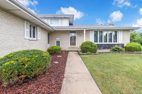 Tiny photo for 1023 S Lancaster Street, Mount Prospect, IL 60056 (MLS # 12761717)