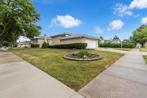 Tiny photo for 1023 S Lancaster Street, Mount Prospect, IL 60056 (MLS # 12761717)