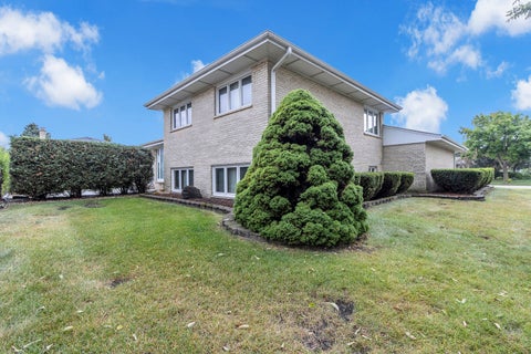 Tiny photo for 1023 S Lancaster Street, Mount Prospect, IL 60056 (MLS # 12761717)