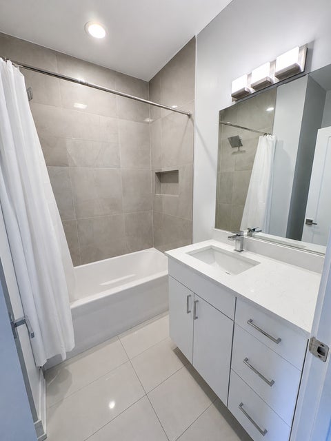 Tiny photo for 5914 N Lincoln Avenue #2E, Chicago, IL 60659 (MLS # 12753825)