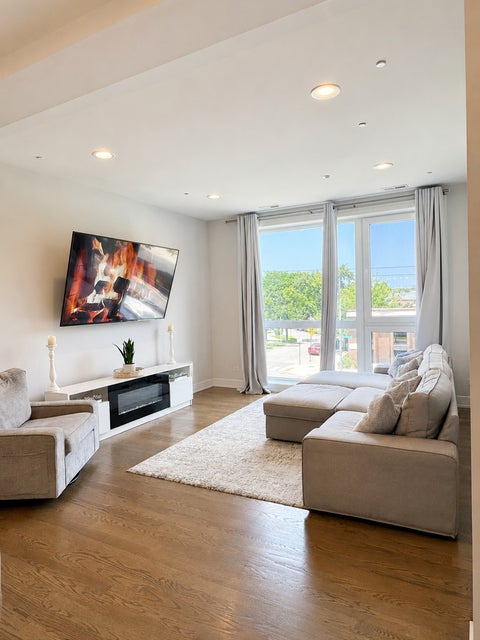 Tiny photo for 5914 N Lincoln Avenue #2E, Chicago, IL 60659 (MLS # 12753825)
