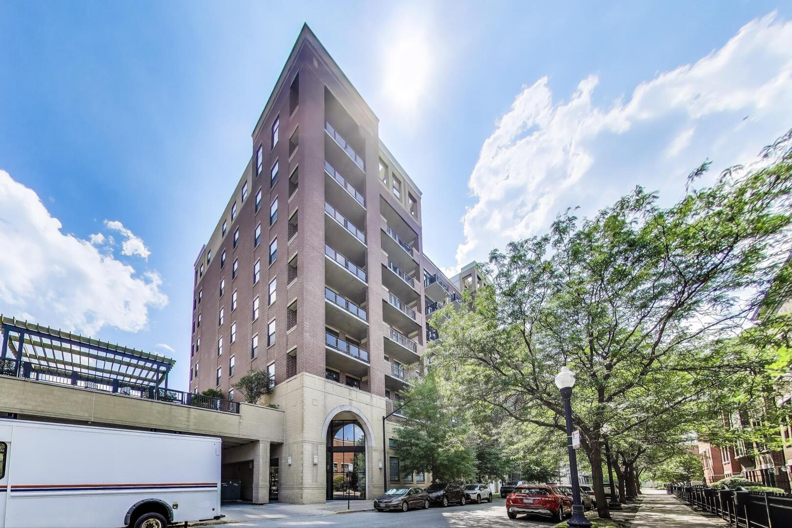 833 W 15th Place 606