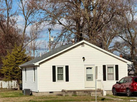 Photo of 910 E McCord Street, Centralia, IL 62801 (MLS # EB460603)