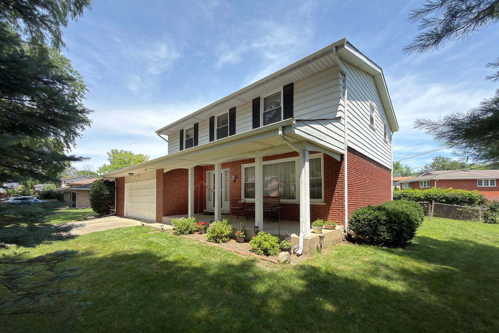 2022 E Woodview Drive