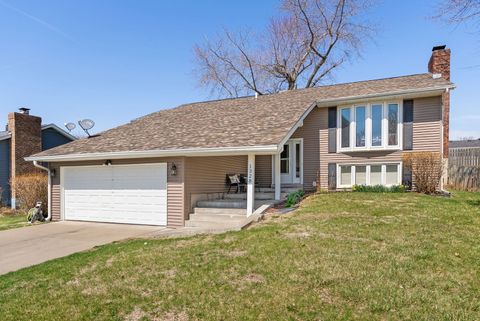 Photo of 1328 W 47th Court, Davenport, IA 52806 (MLS # 12607492)