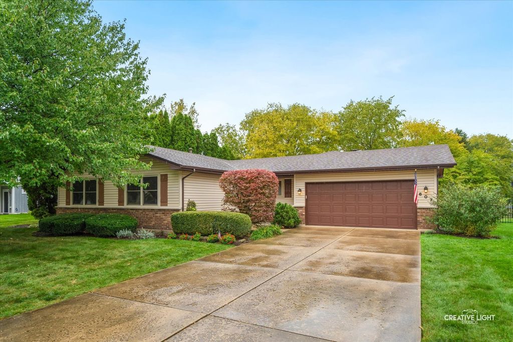 Photo for 607 Cherrywood Drive, North Aurora, IL 60542 (MLS # 12483340)