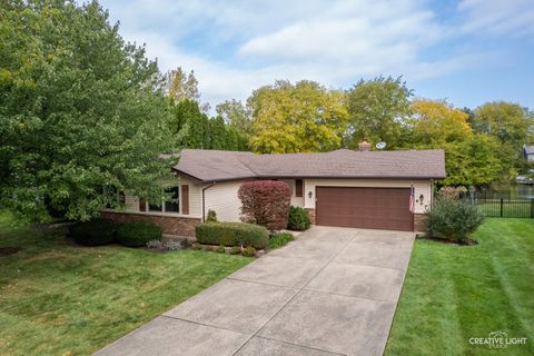 Tiny photo for 607 Cherrywood Drive, North Aurora, IL 60542 (MLS # 12483340)
