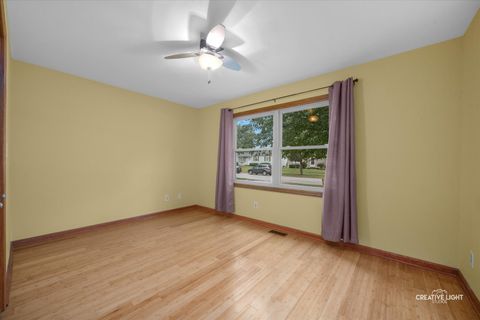 Tiny photo for 607 Cherrywood Drive, North Aurora, IL 60542 (MLS # 12483340)