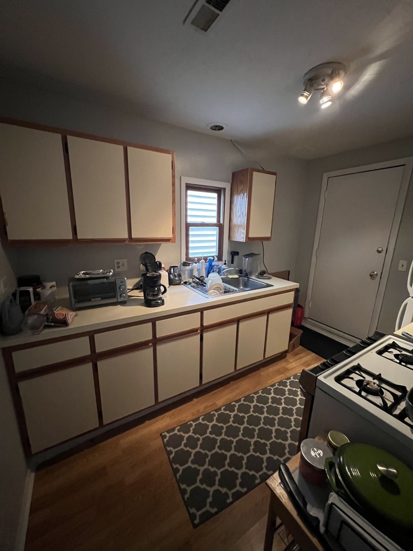 866 W aldine Avenue 3