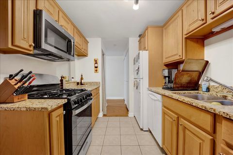 Tiny photo for 550 W Surf Street #002, Chicago, IL 60657 (MLS # 12608030)