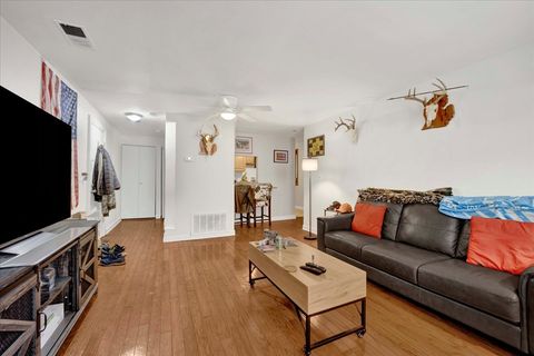 Tiny photo for 550 W Surf Street #002, Chicago, IL 60657 (MLS # 12608030)