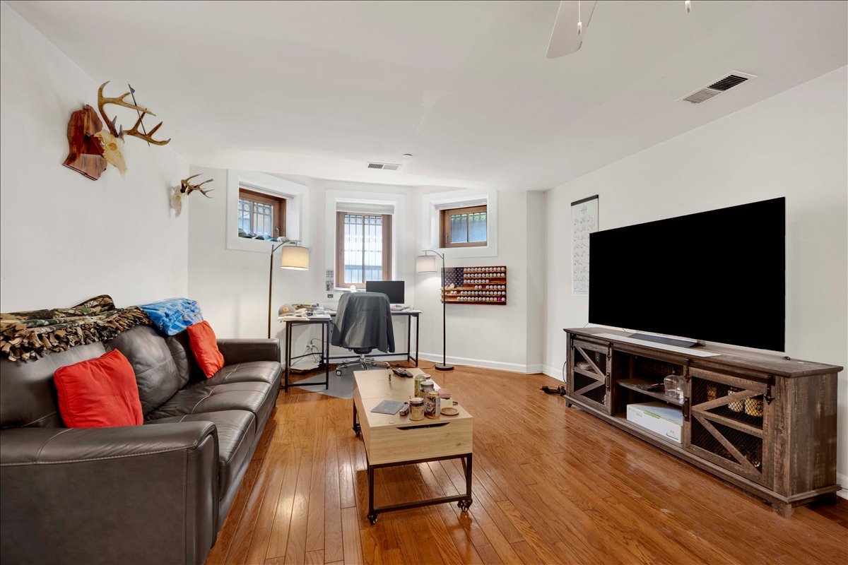 550 W Surf Street 002