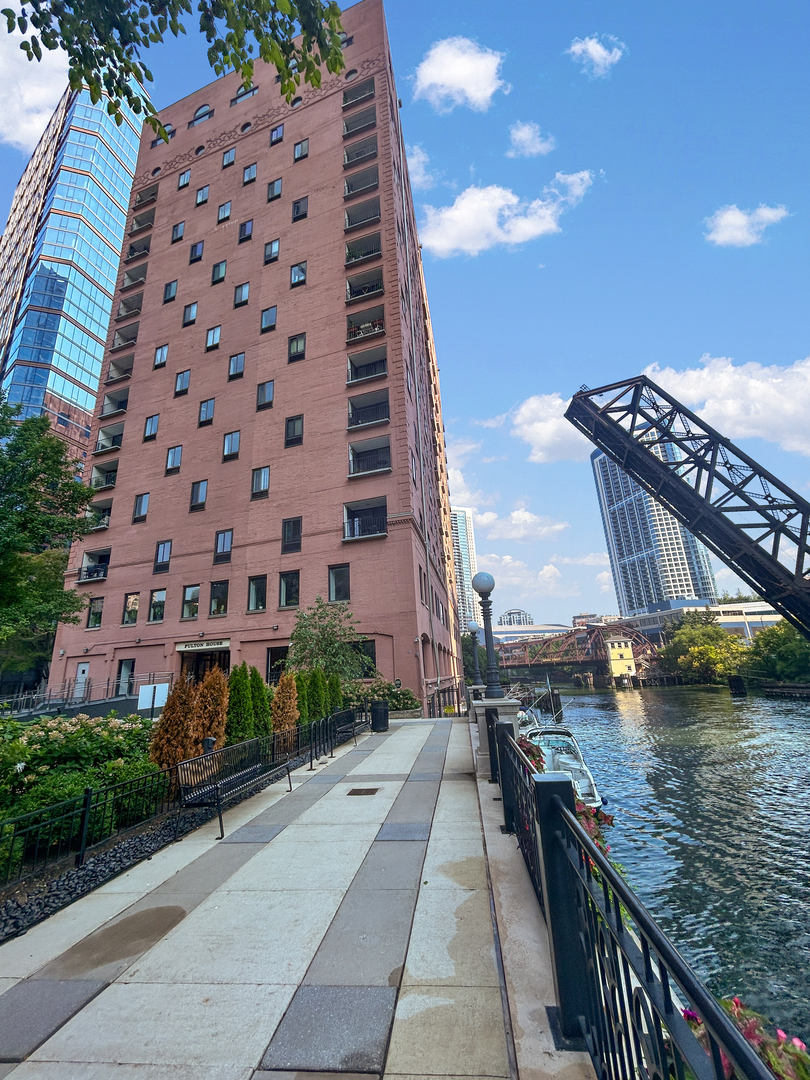 345 N Canal Street 1204