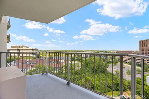 Tiny photo for 40 N Tower Road #11E, Oak Brook, IL 60523 (MLS # 12461764)