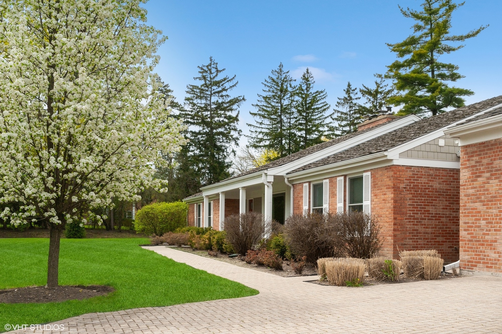 380 Deerpath Square