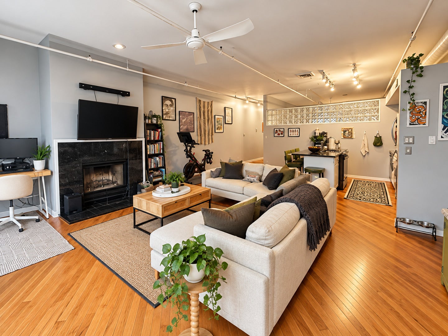 2011 W Belmont Avenue 208