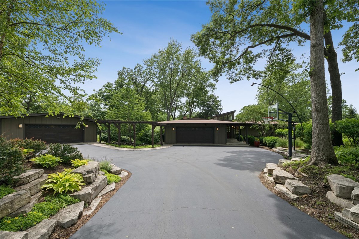 83 Lakeview Parkway