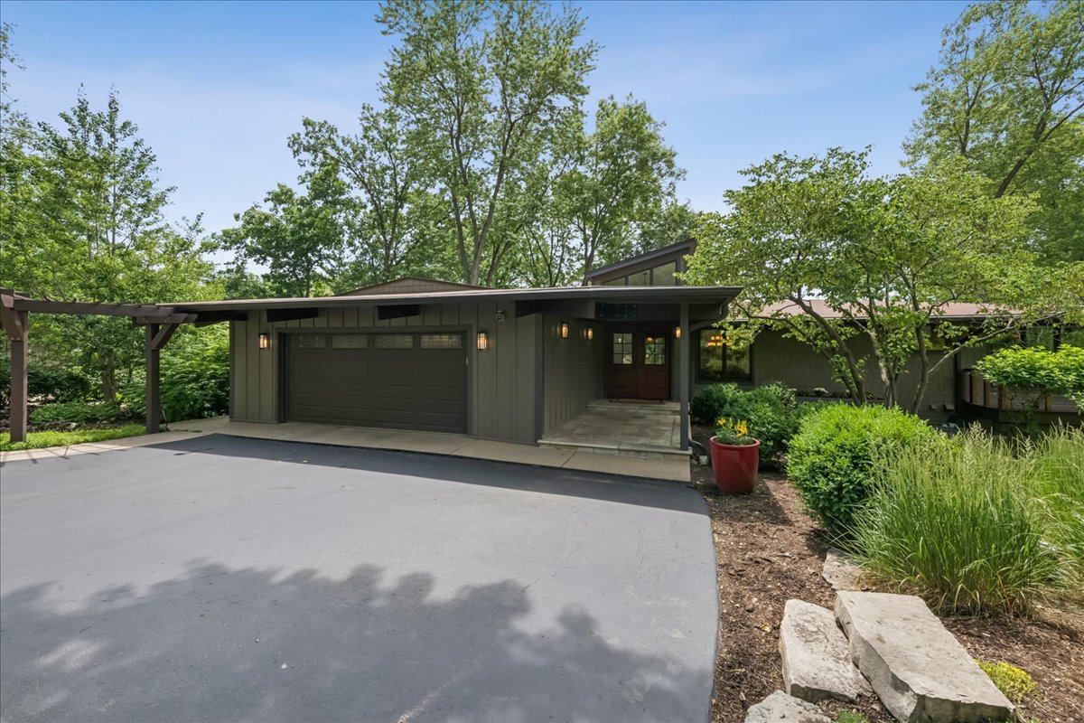 83 Lakeview Parkway