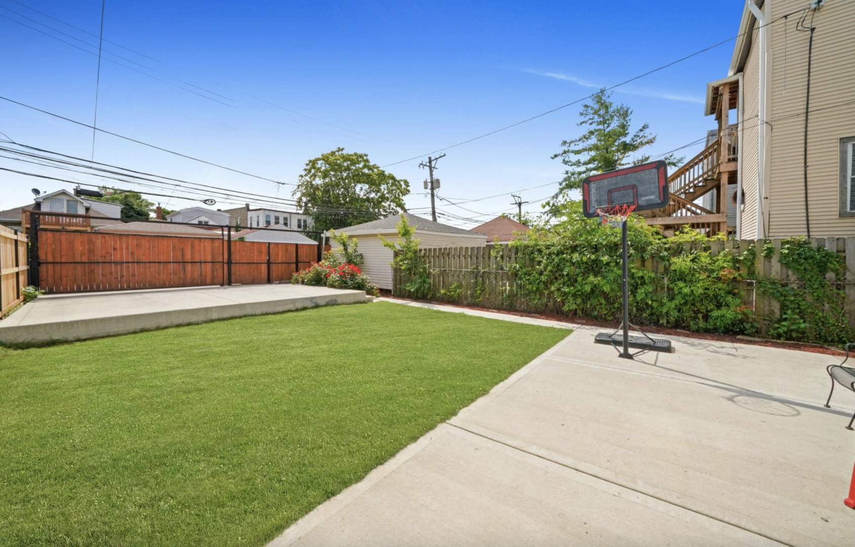 1625 N McVicker Avenue