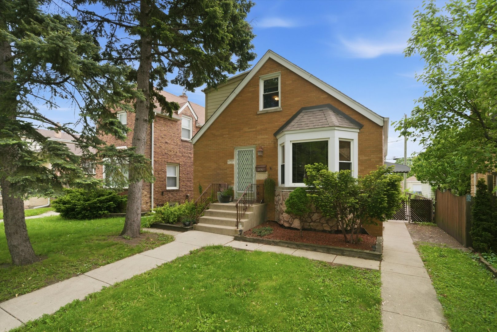 2537 Oak Street