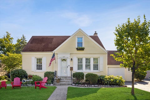 Photo of 127 Hiawatha Drive, Clarendon Hills, IL 60514 (MLS # 12758620)