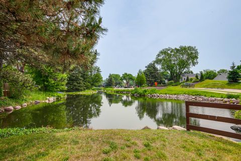 Tiny photo for 9 Court of Lagoon View Vw, Northbrook, IL 60062 (MLS # 12446316)