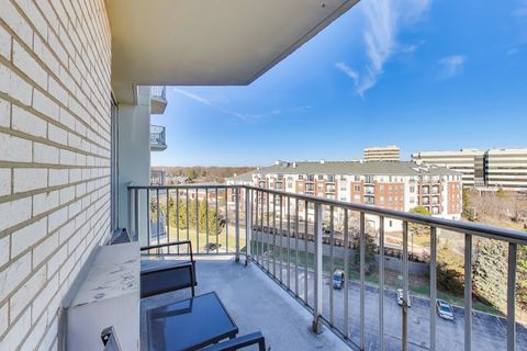 Tiny photo for 20 N Tower Road #8E, Oak Brook, IL 60523 (MLS # 12534180)