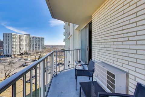 Tiny photo for 20 N Tower Road #8E, Oak Brook, IL 60523 (MLS # 12534180)