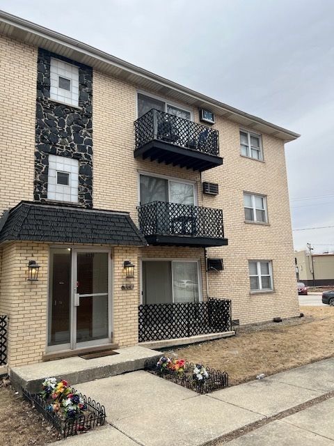 2 beds bed, 1 baths bath property at 6330 99th place 2a, oak lawn, il 60453