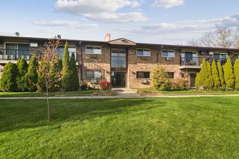 Photo of 802 E Old Willow Road #113, Prospect Heights, IL 60070 (MLS # 12514205)