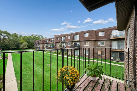Tiny photo for 9364 Golf Road #2B, Des Plaines, IL 60016 (MLS # 12751203)