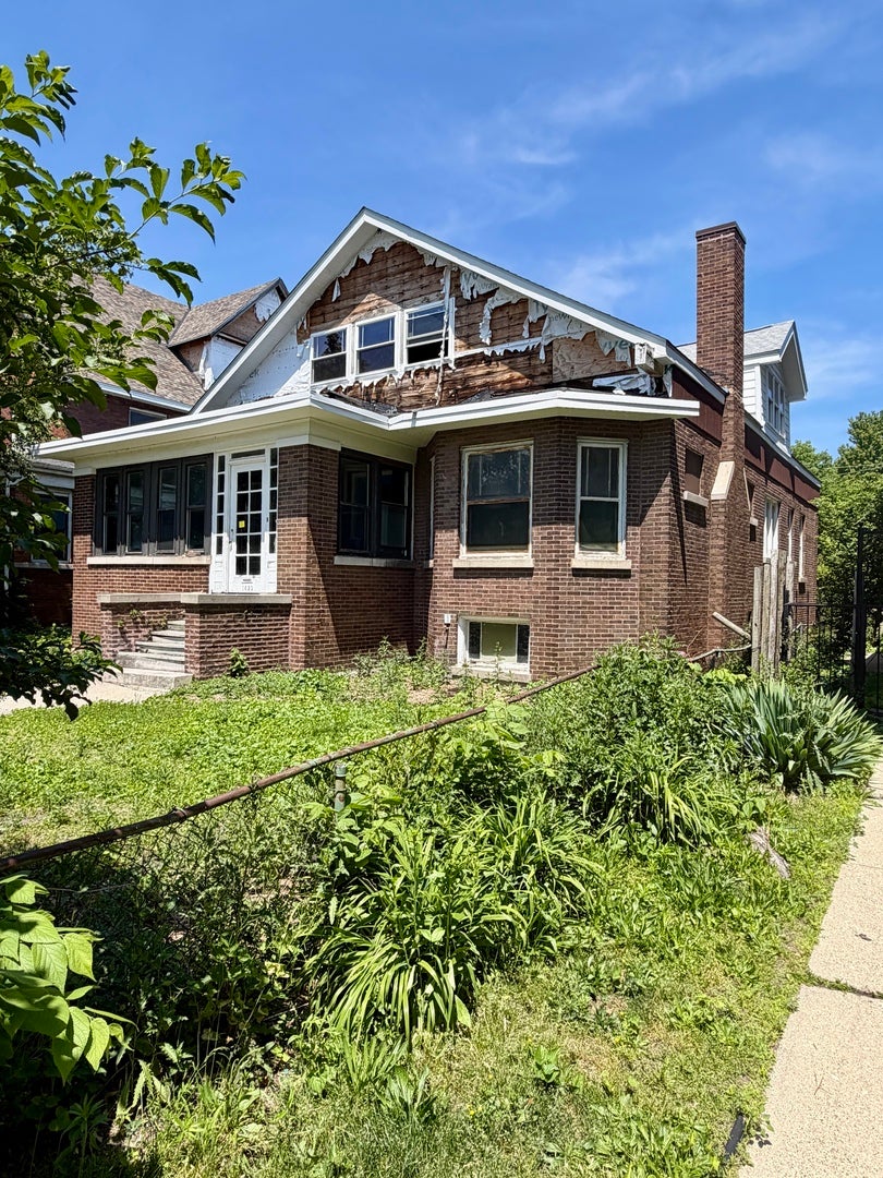 1420 W Jarvis Avenue