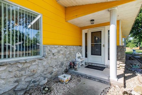 Tiny photo for 708 E Candy Cane Lane, West Frankfort, IL 62896 (MLS # QC4266564)