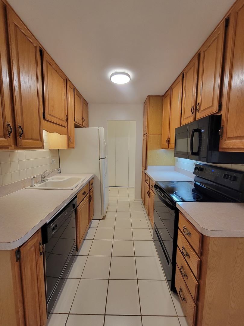 Arlington Heights, Illinois 60005, United States, 2 Bedrooms Bedrooms, ,2 BathroomsBathrooms,Residential,Active,221580